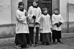 Ministranti před kostelem Nejsvětější Trojice